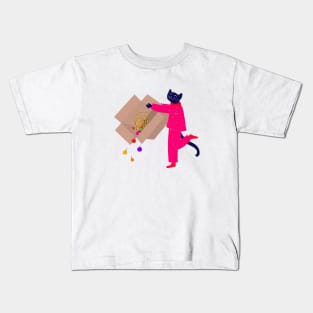 Naughty cat and the Christmas cardboard box Kids T-Shirt